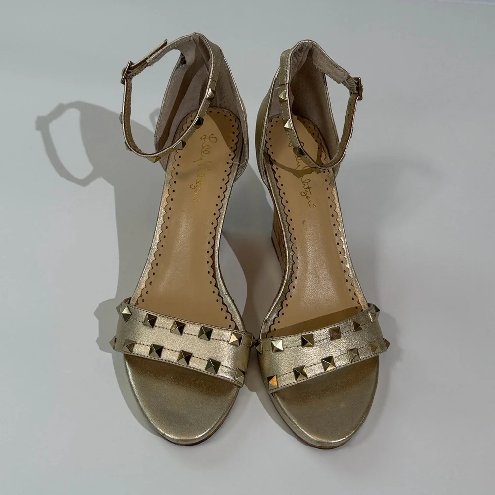 Lilly Pulitzer Sydney Wedge Heel Sandal Size 9.5. Gold Studded Metallic EUC